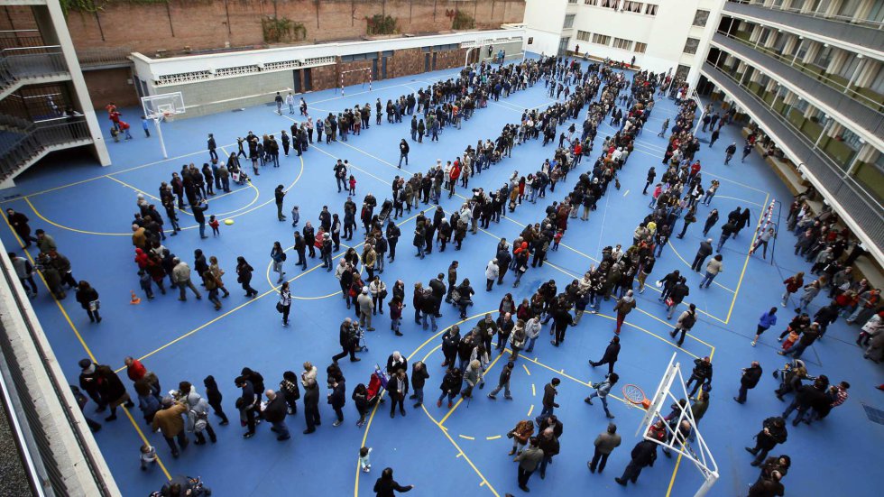 People lining up to vote in the symbolic referendum on November 9, 2014, in Barcelona. Picture by Albert Gea | Reuters