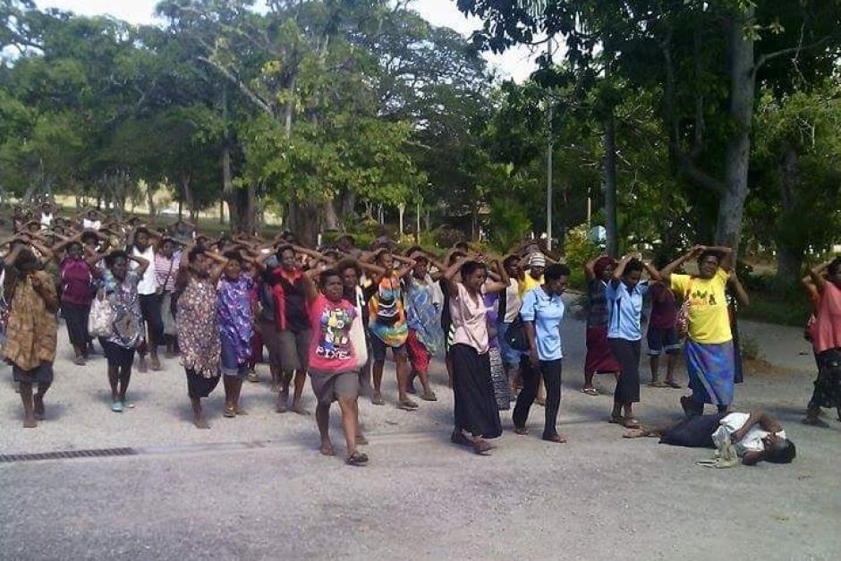 Women march in Papua New Guinea after police shoot at protesting university students. Image via Loop News. 